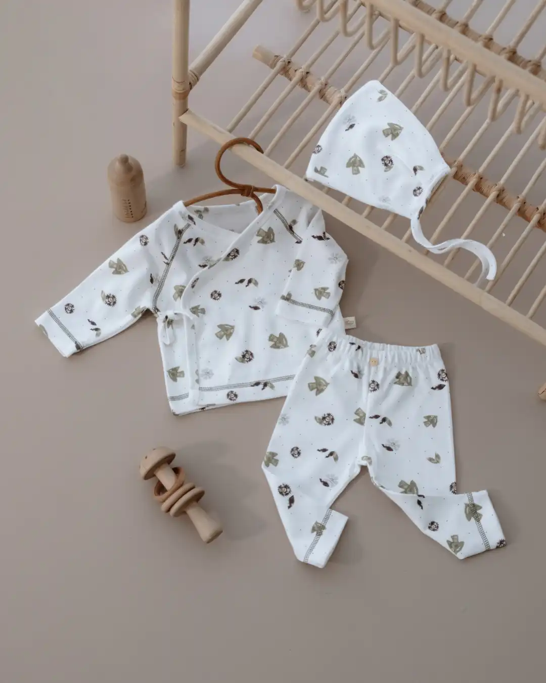 komplet-za-bebe-bird-3-1 (2) komplet za bebe od tri dela u beloj boji sa motivima ptice u zelenoj boji