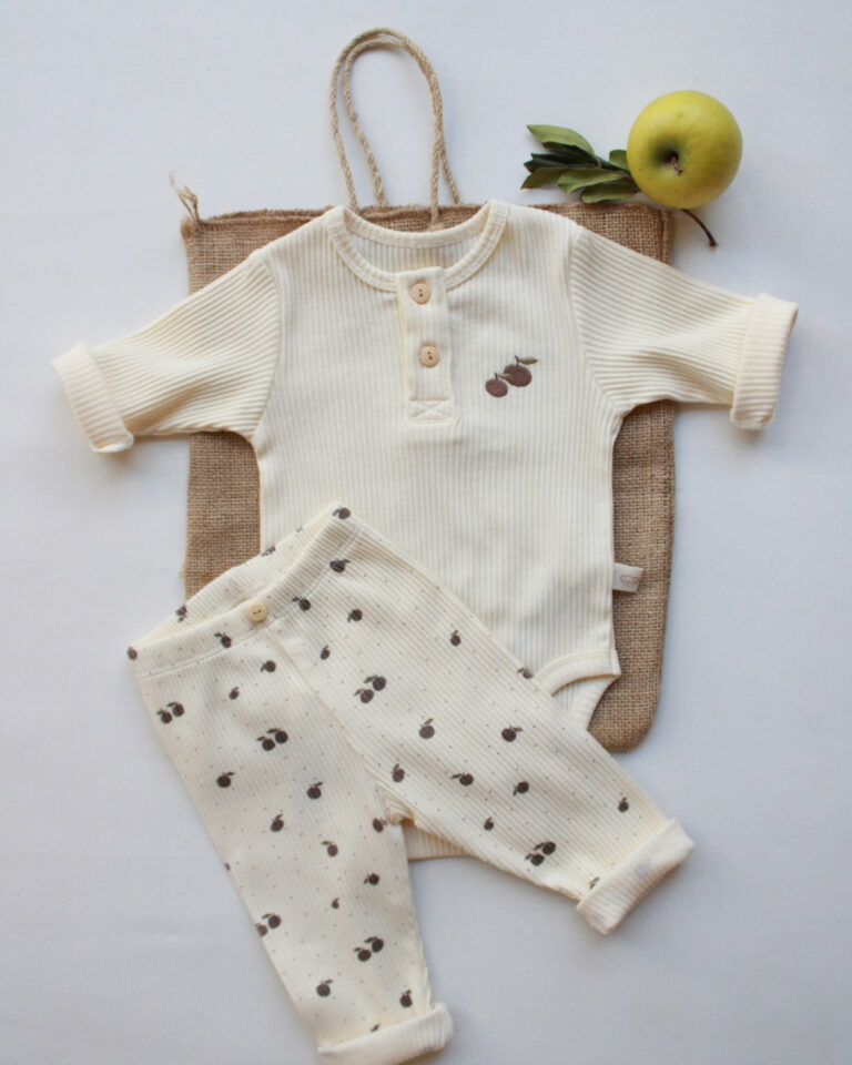 komplet za bebe bodi i pantalone sa vezom jabuke i printom na pantalonama