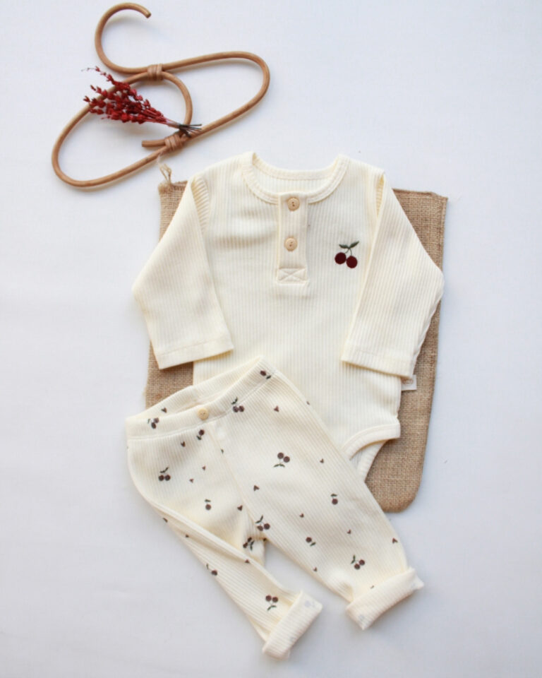 komplet sa dva dugmeta u krem boji sa motivom tresnje