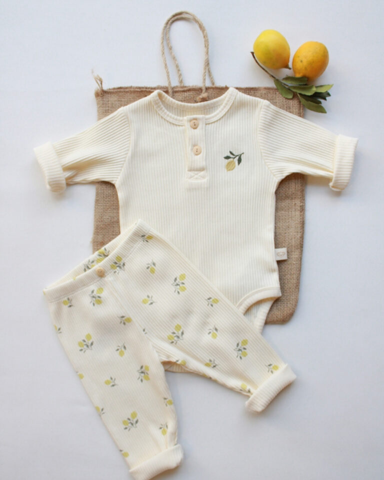 komplet sa dva dugmeta u krem boji sa motivom limuncica