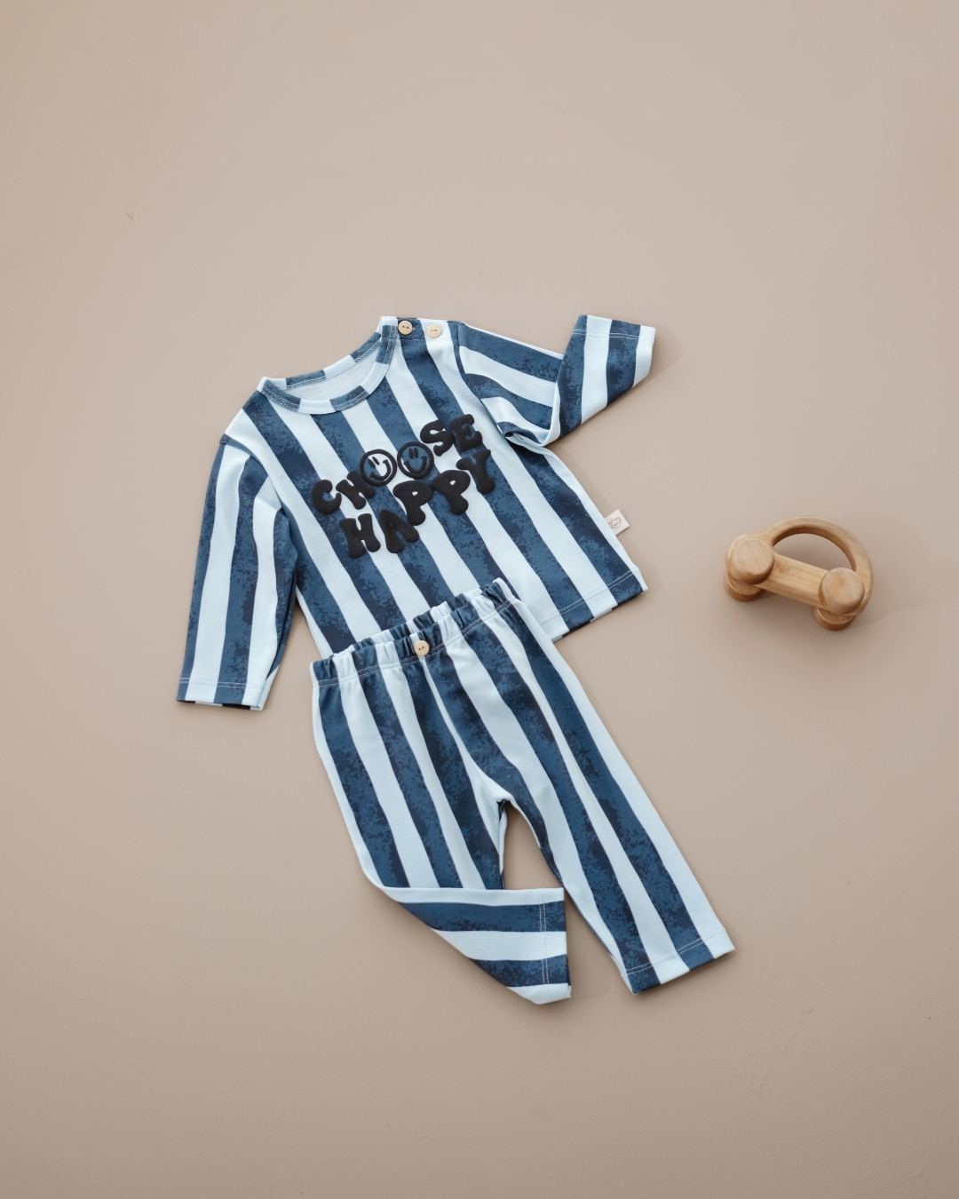 komplet na strafte u kombinaciji plave i bele boje sa textom choose happy