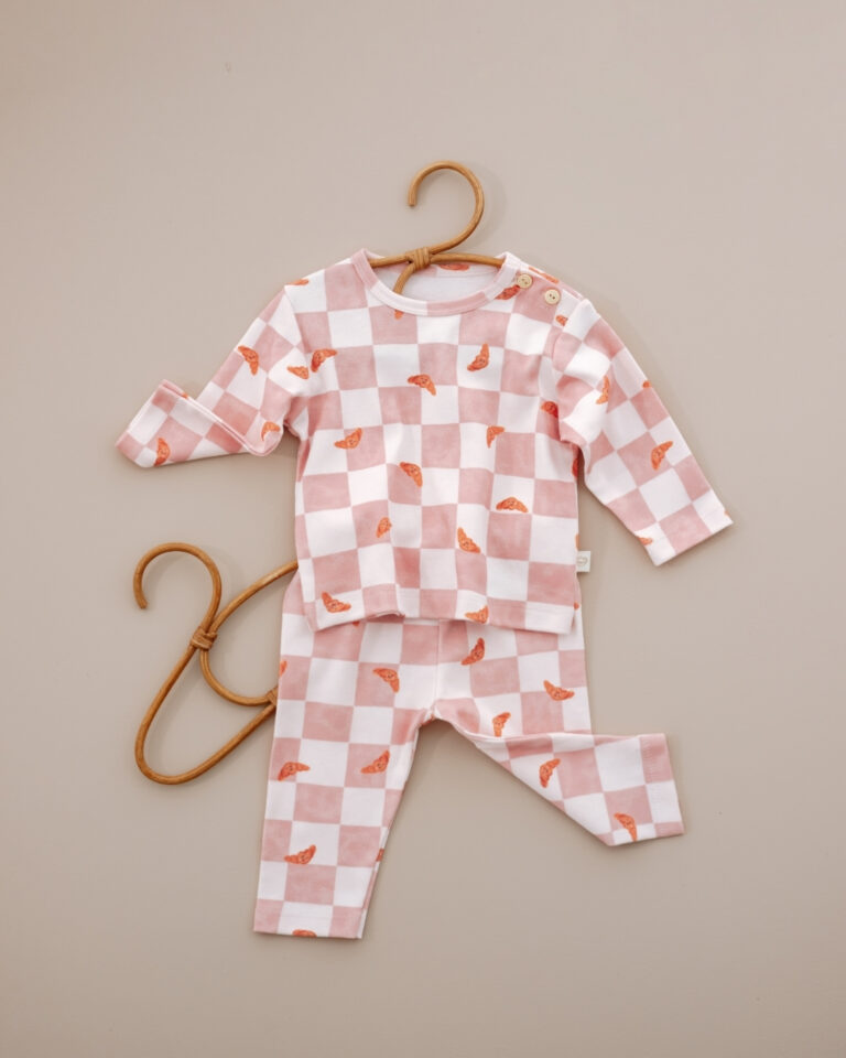 pamucni komplet u pink i beloj boji sa motivima kroasana