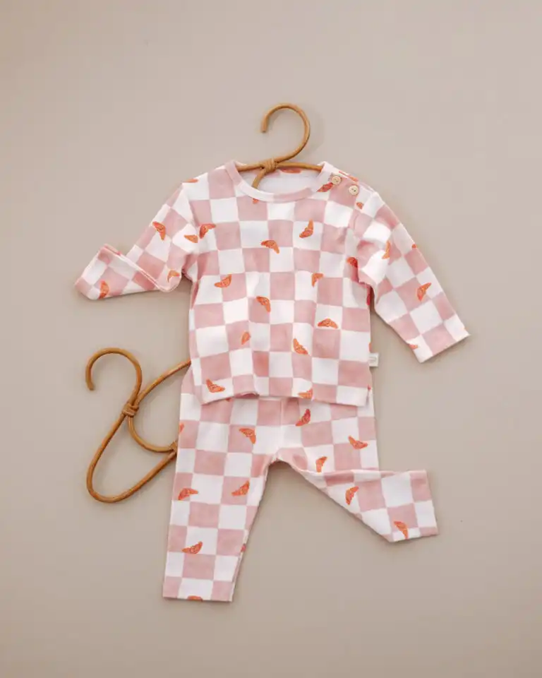 pamucni komplet u pink i beloj boji sa motivima kroasana