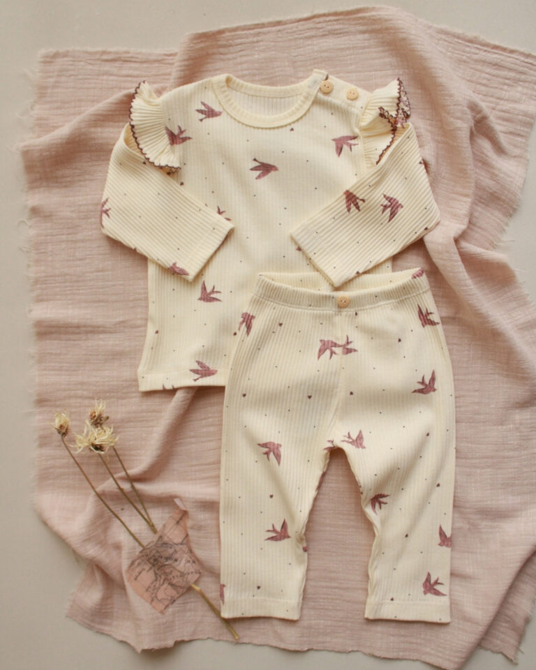 komplet za bebe sa karnerom na ramenima u krem boji i motivom na pticice pink boje