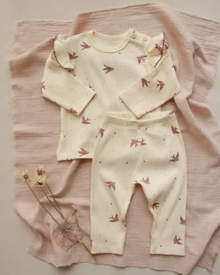 komplet za bebe sa karnerom na ramenima u krem boji i motivom na pticice pink boje