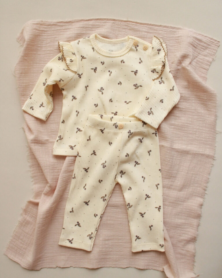 komplet za bebe sa karnerom na ramenima i dugmicima na desnoj strani sa motivima grancica grozdja