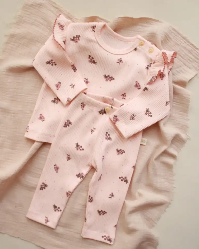 komplet za bebe devojcice sa karnerom na ramenima u pink boji sa motivom grozdja u tamnije pink boji