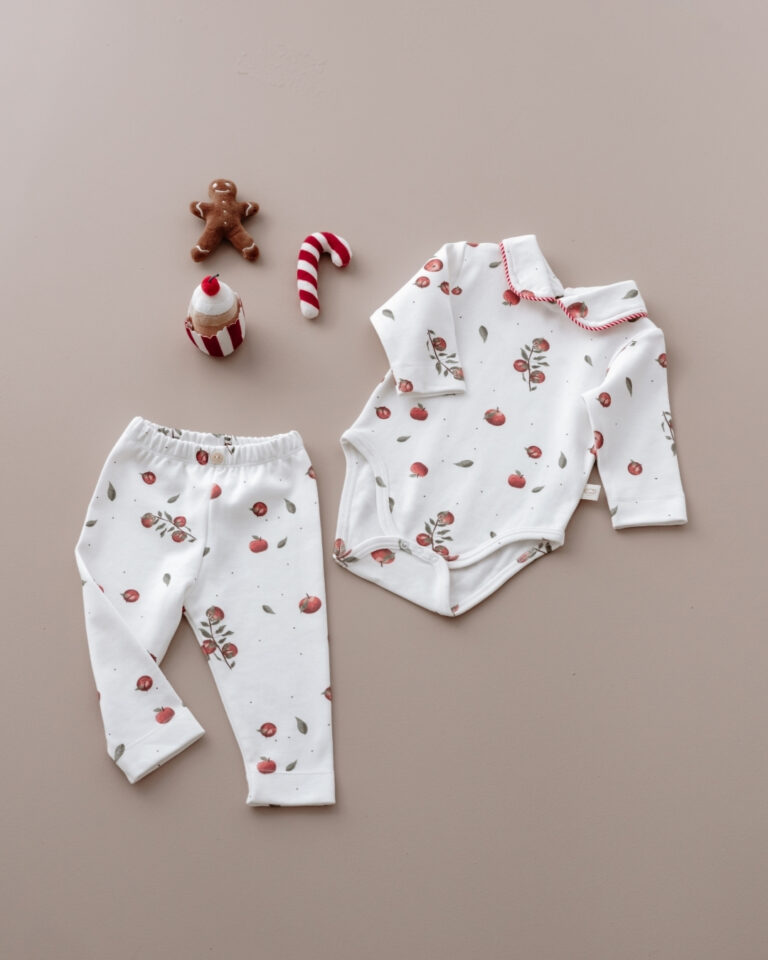 komplet sa kragnom u beloj boji sa motivima jabuke