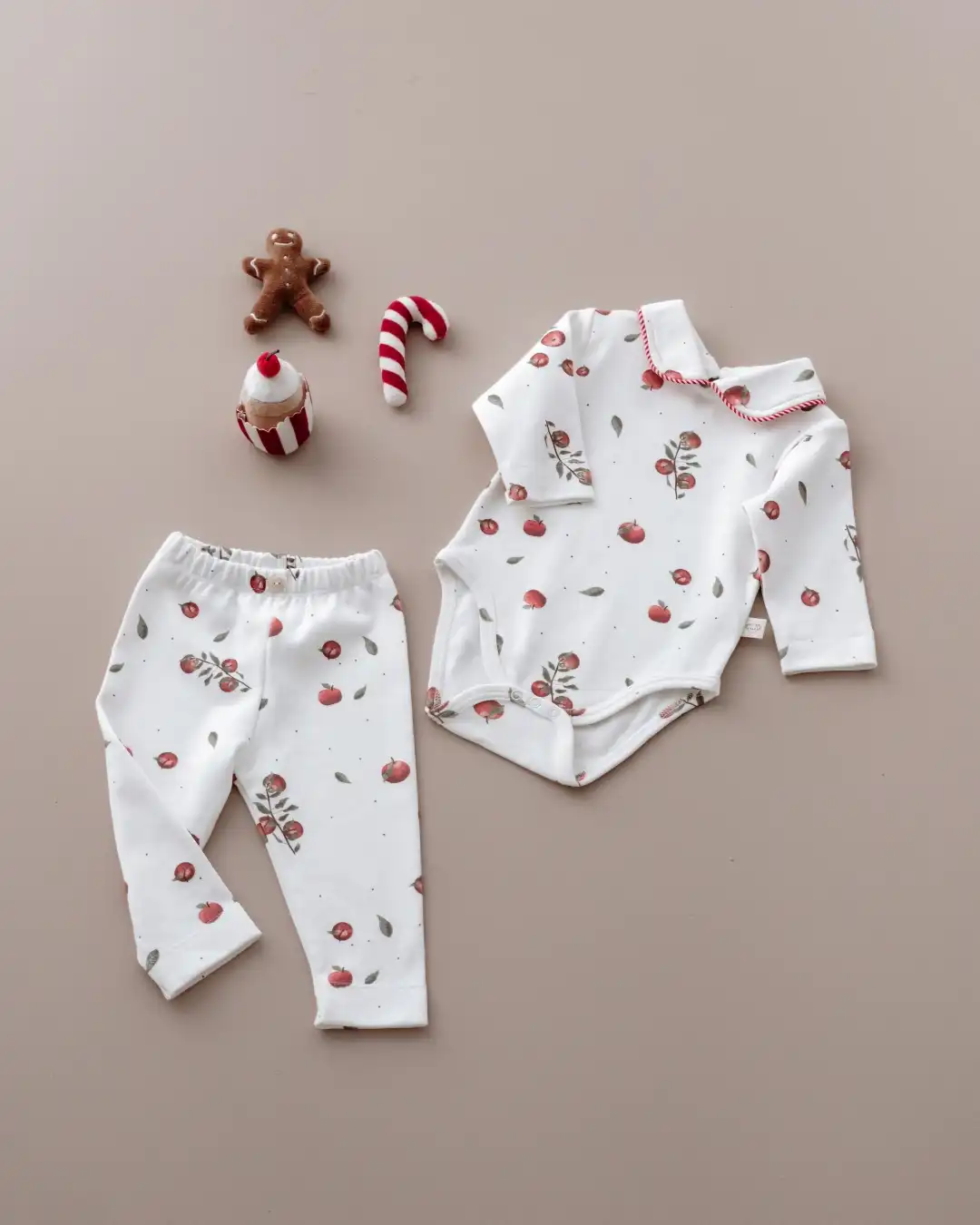 komplet sa kragnom u beloj boji sa motivima jabuke