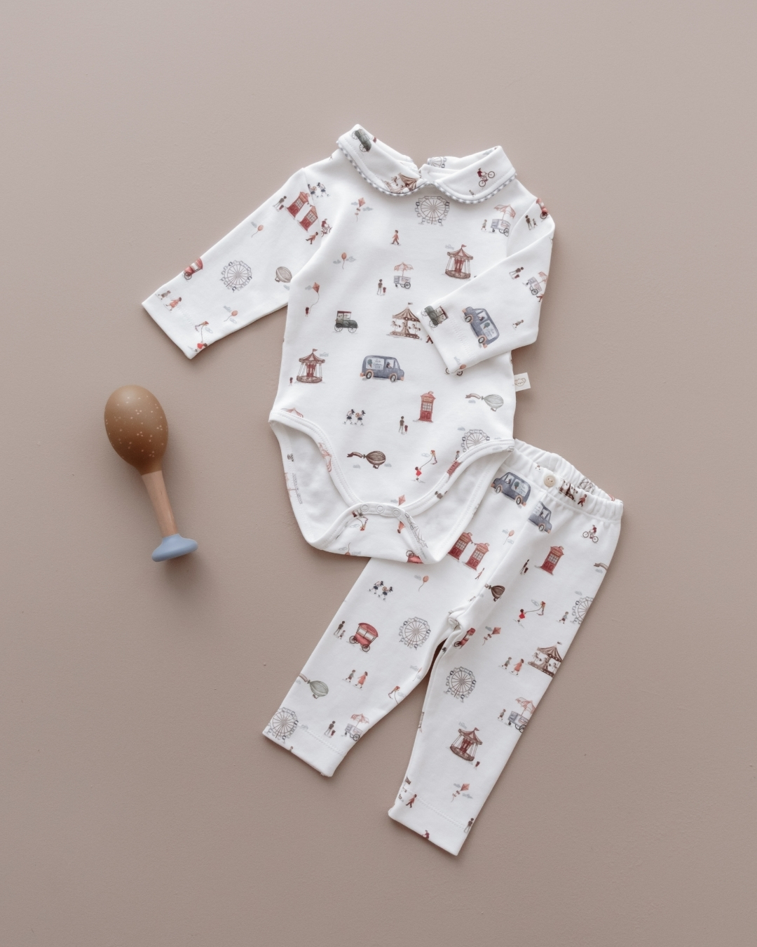 pamucni komplet sa kragnom u beloj boji sa karnevalskim printom