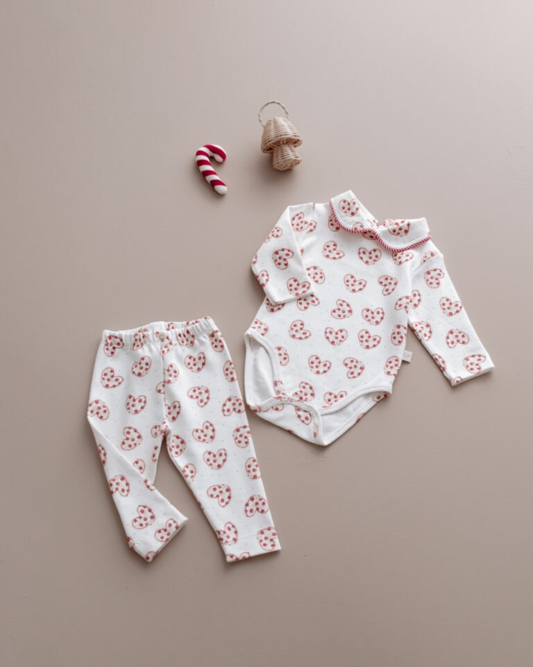 pamucni komplet sa kragnom u beloj boji sa printom na srca