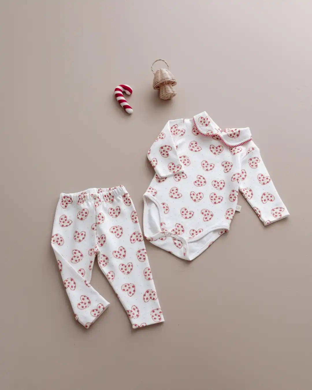 pamucni komplet sa kragnom u beloj boji sa printom na srca