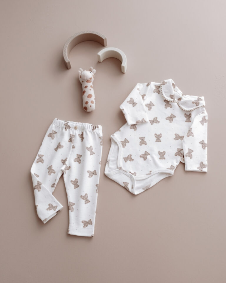 pamucni komplet sa kragnom u beloj boji sa printom teddy bear