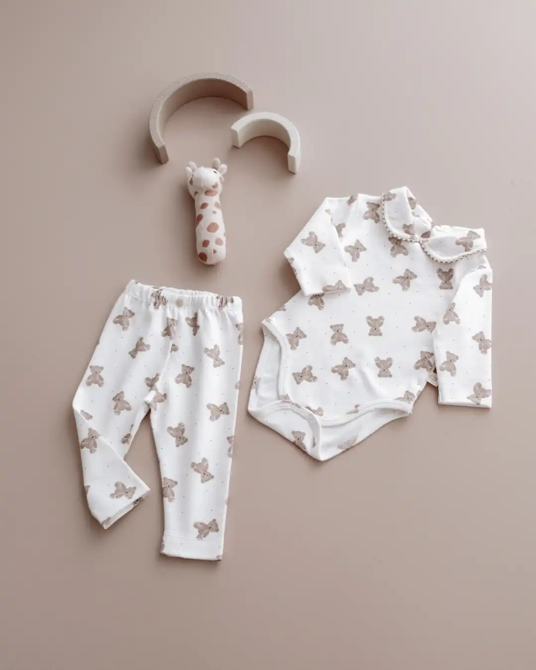 pamucni komplet sa kragnom u beloj boji sa printom teddy bear