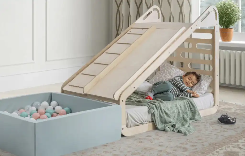 montessori nameštaj dete spava u krevecu koji ima tobogan