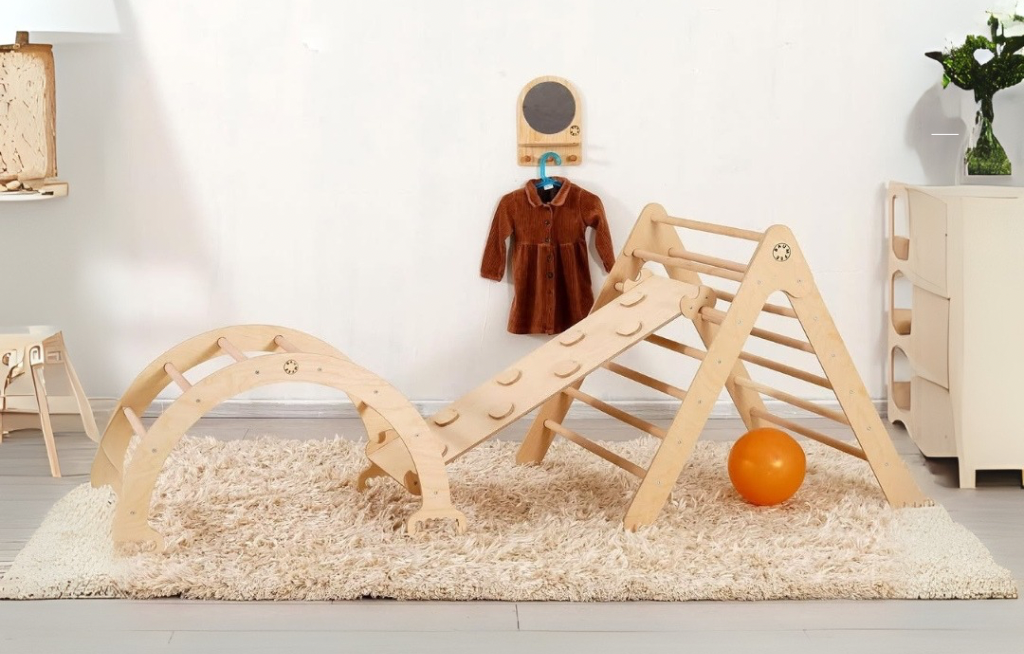 Montessori nameštaj pikler luk i šator soba je u bež i braon nijansama