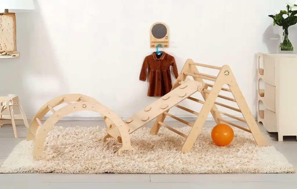 Montessori nameštaj pikler luk i šator soba je u bež i braon nijansama