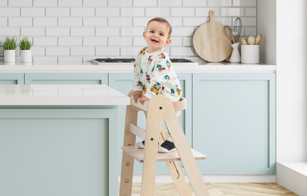 montessori toranj za učenje beba stoji na drvenom tornju za učenje u mint kuhinji