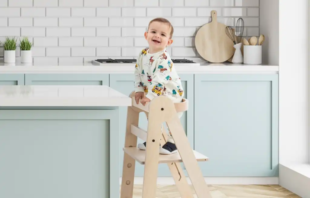 montessori toranj za učenje beba stoji na drvenom tornju za učenje u mint kuhinji