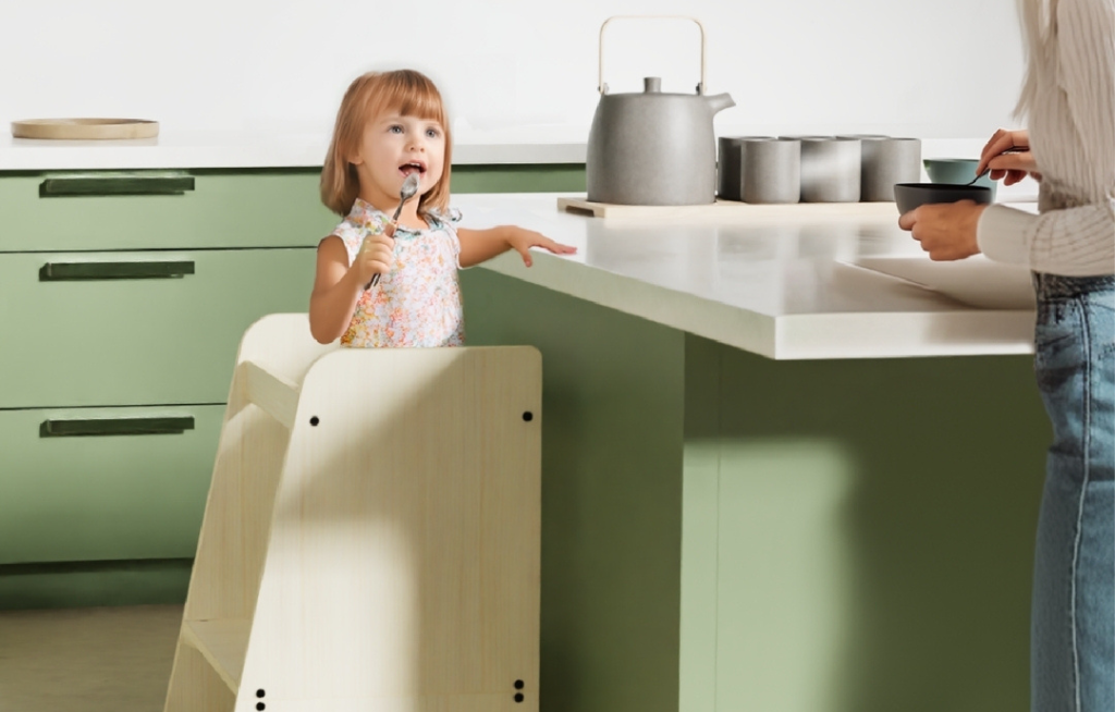 montessor toranj za učenje devojčice stoji na drvenom tornju