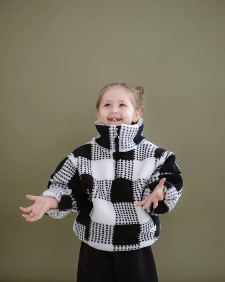 karirana teddy jaknica u kombinaciji teget i bele boje