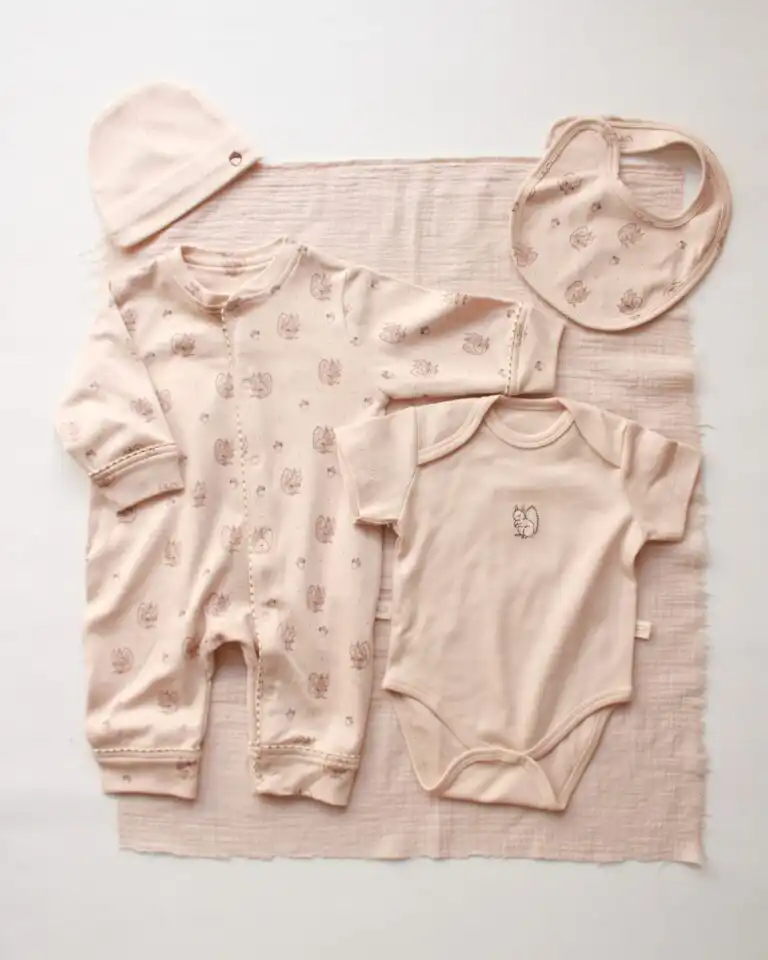 set za iznosenje bebe u bez boji sa motivima veverice