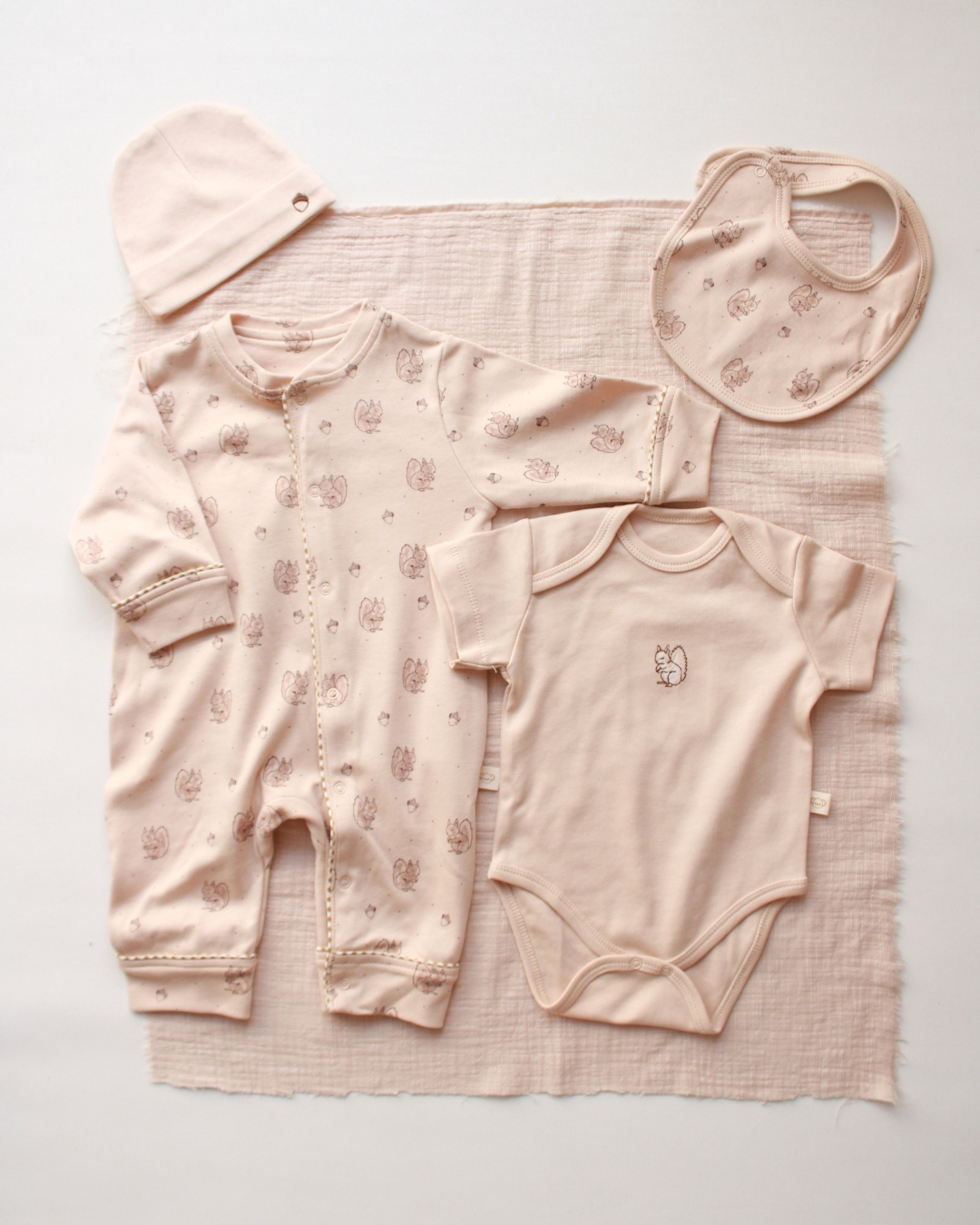 set za iznosenje bebe u bez boji sa motivima veverice