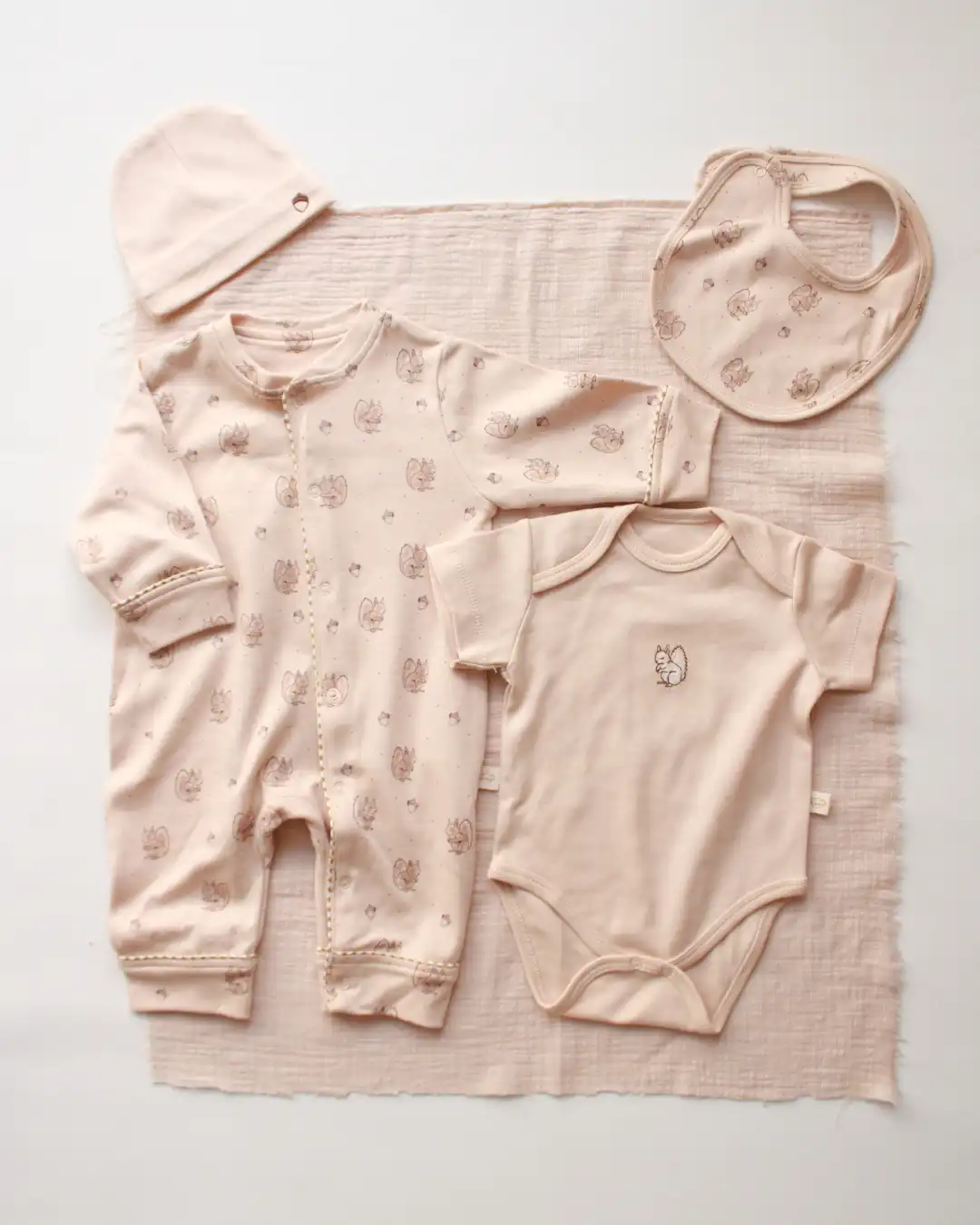 set za iznosenje bebe u bez boji sa motivima veverice