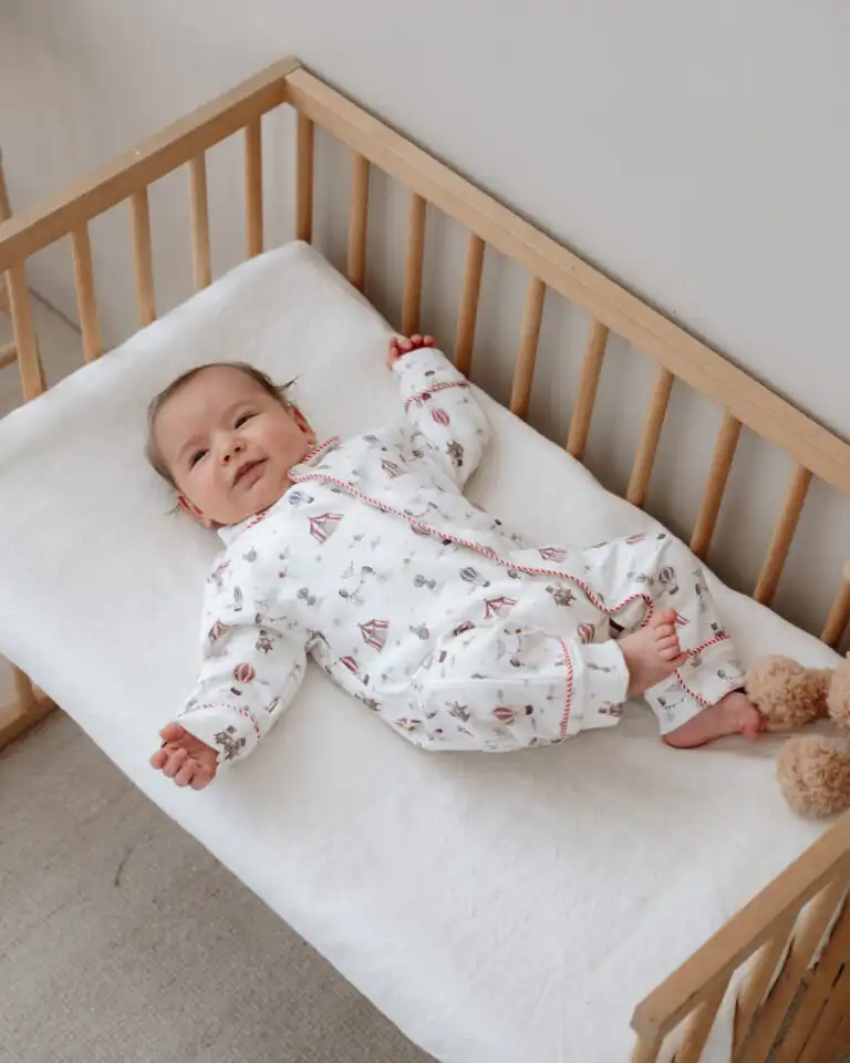 set za iznosenje bebe u krem boji sa karnevalskim motivima u 4 dela