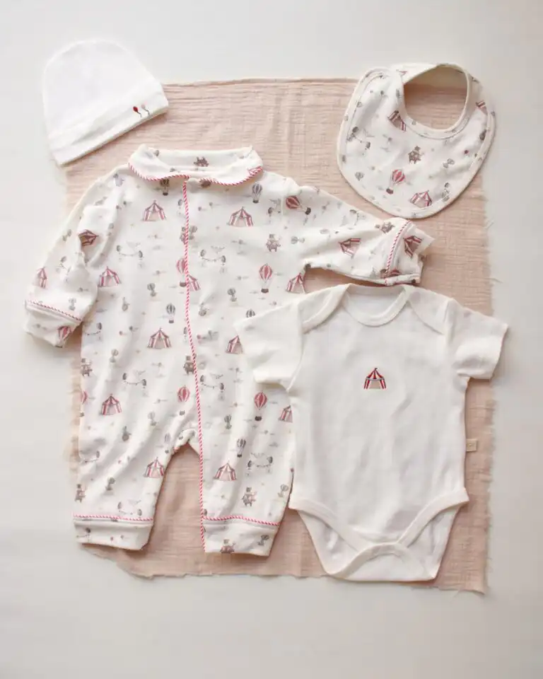 set za iznosenje bebe u krem boji sa karnevalskim motivima u 4 dela