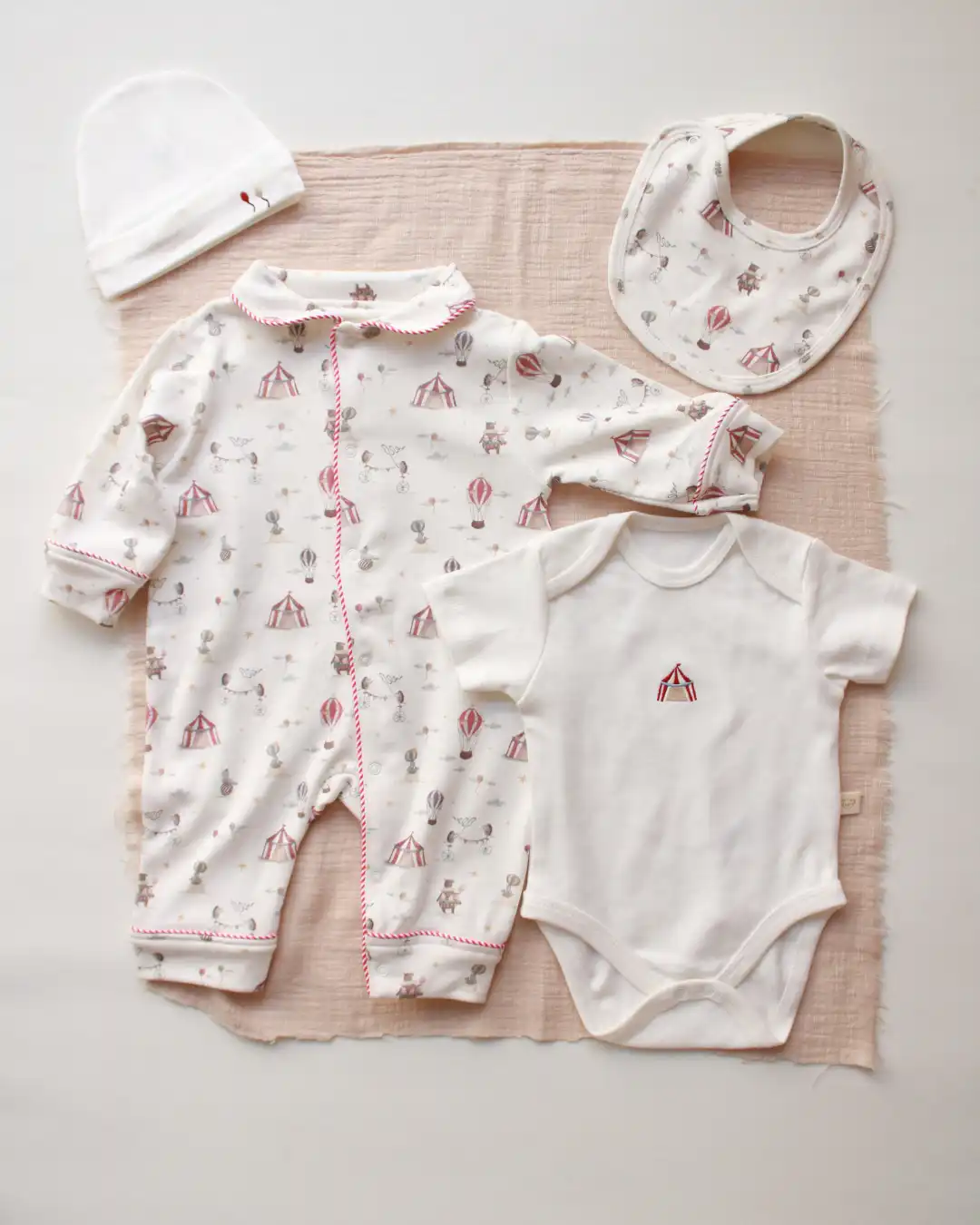 set-za-iznosenje-bebe-carnival-4-1 set za iznosenje bebe u krem boji sa karnevalskim motivima u 4 dela