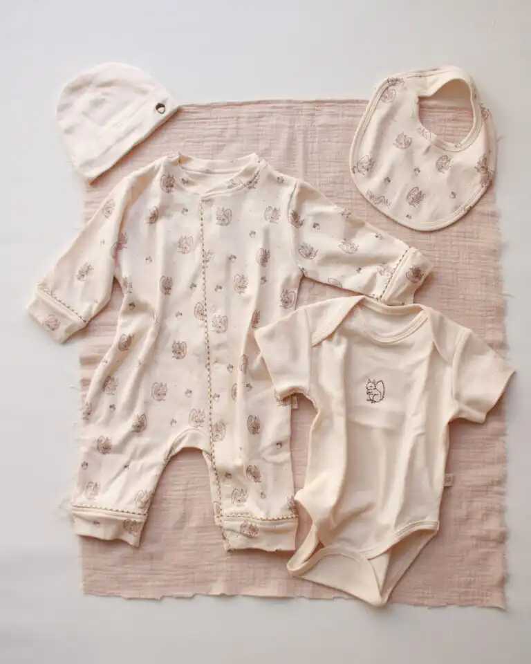 et za iznosenje bebe u krem boji sa motivima veverice