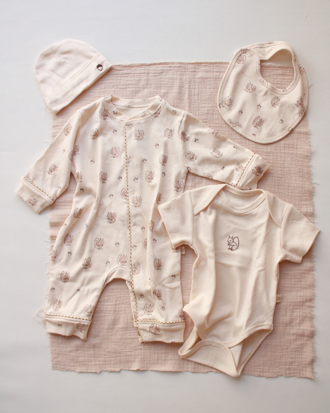 et za iznosenje bebe u krem boji sa motivima veverice