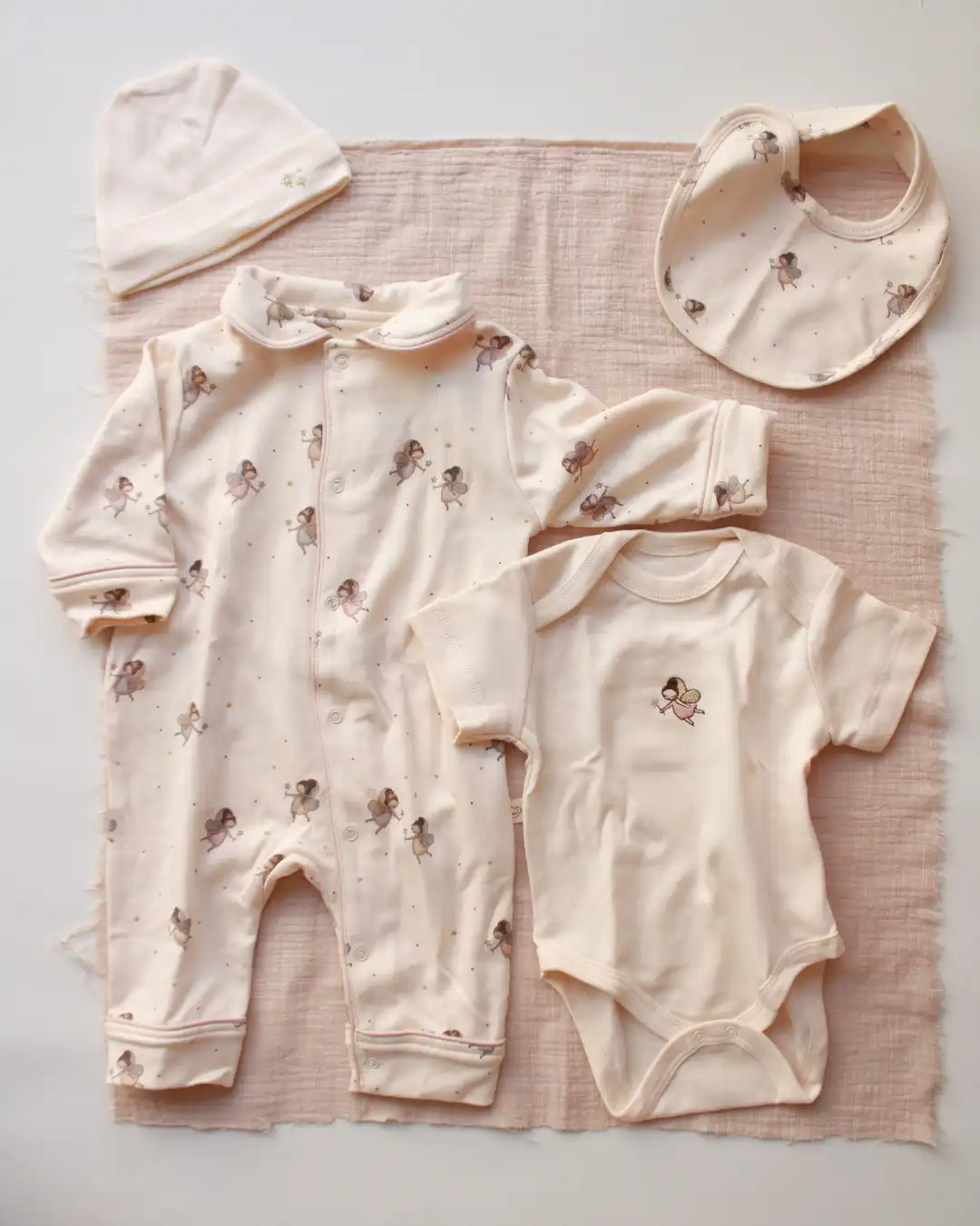 set za iznosenje bebe u krem boji sa motivima vila