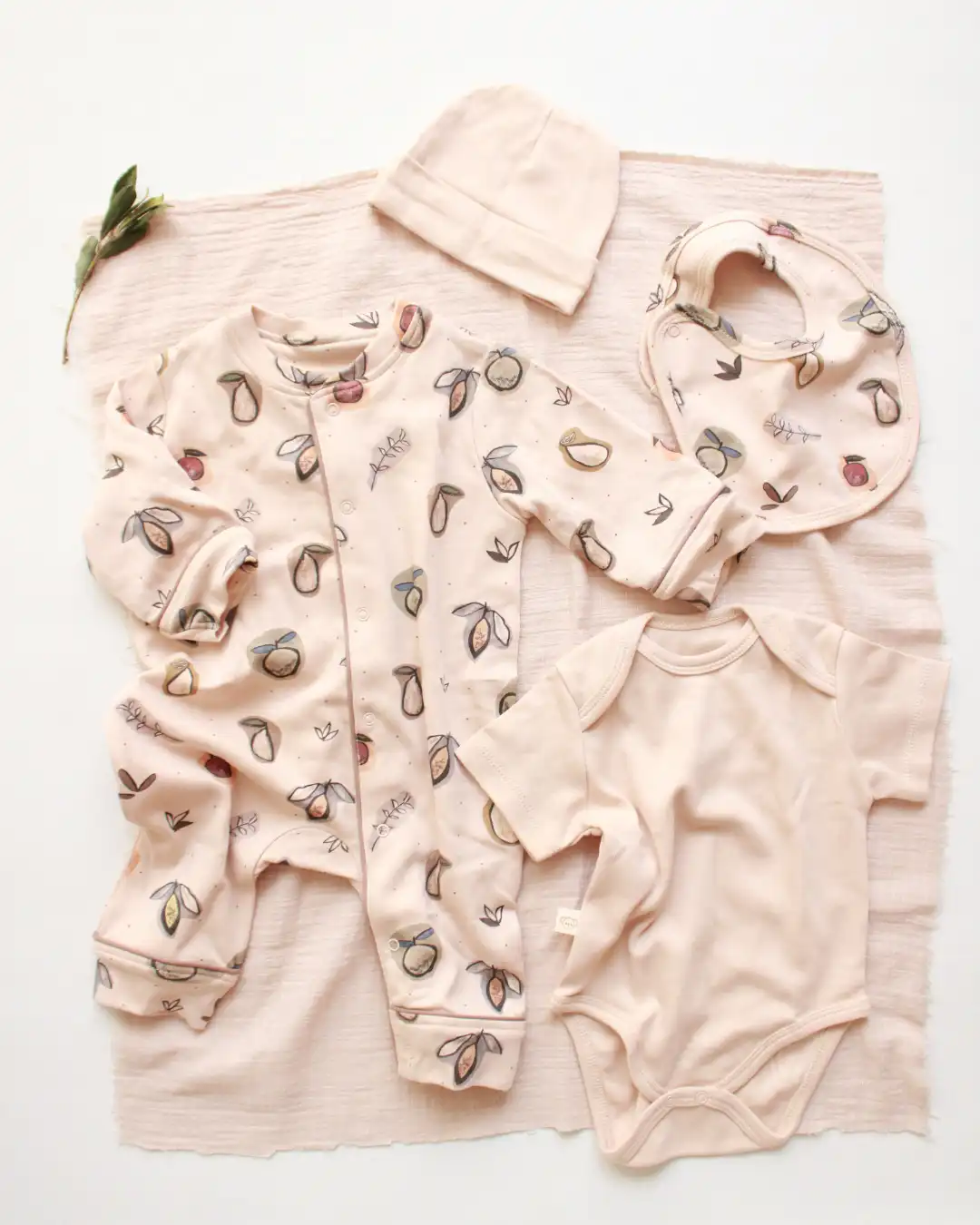 set za iznosenje bebe u krem boji sa motivima voca u bez boji