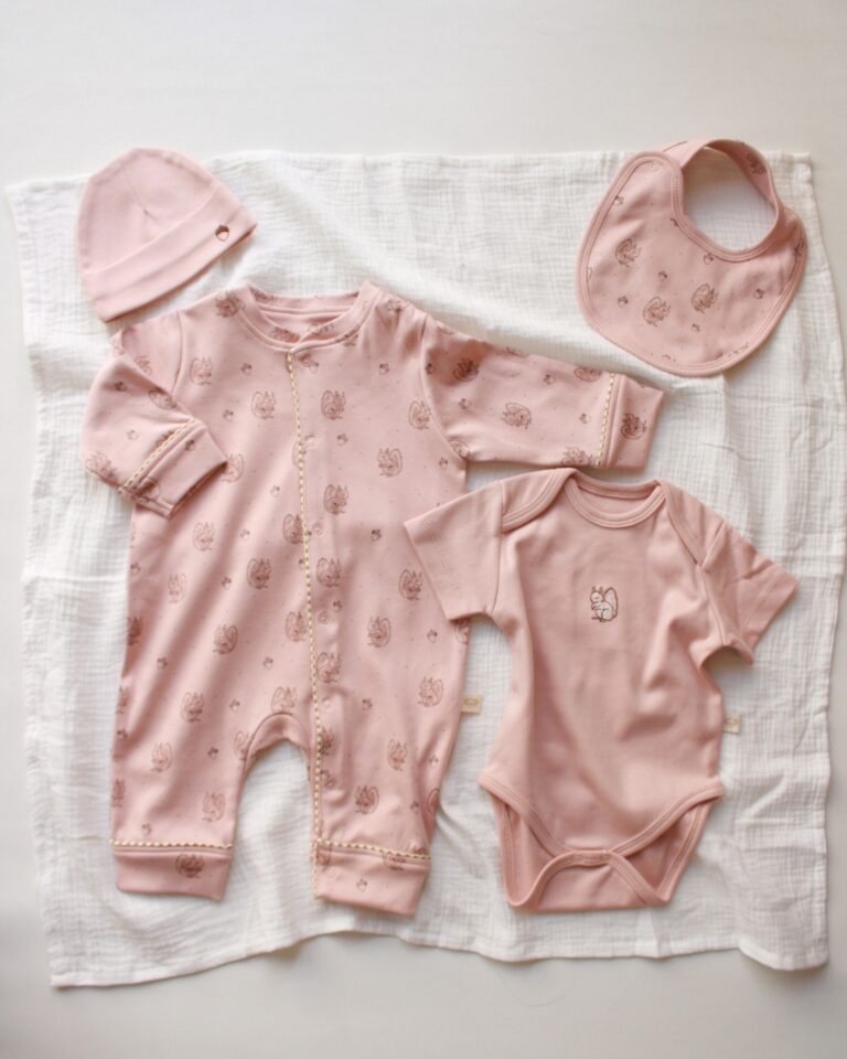 set za iznosenje bebe u pink boji sa motivima veverice