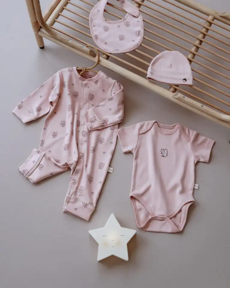 set za iznosenje bebe u pink boji sa motivima veverice