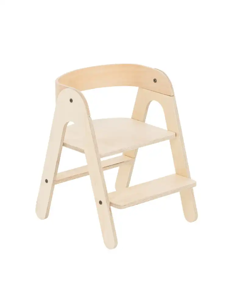 stolica i toranj u neutralnoj boji drveta