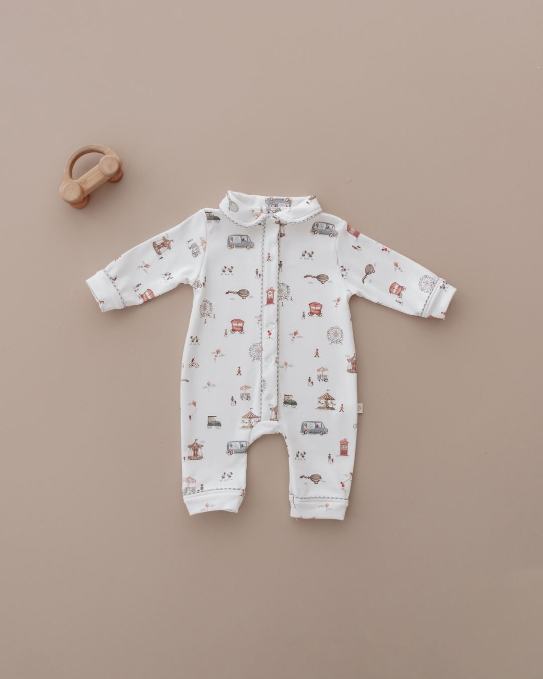 pamucna zeka bele boje sa karnevalskim motivima