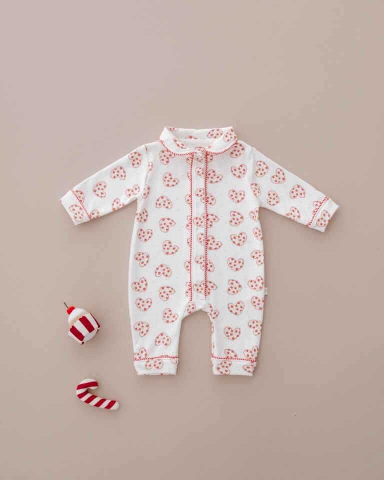 pamucna zeka u beloj boji sa motivima srca u crvenoj boji