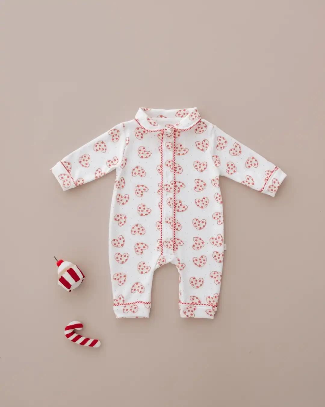 pamucna zeka u beloj boji sa motivima srca u crvenoj boji