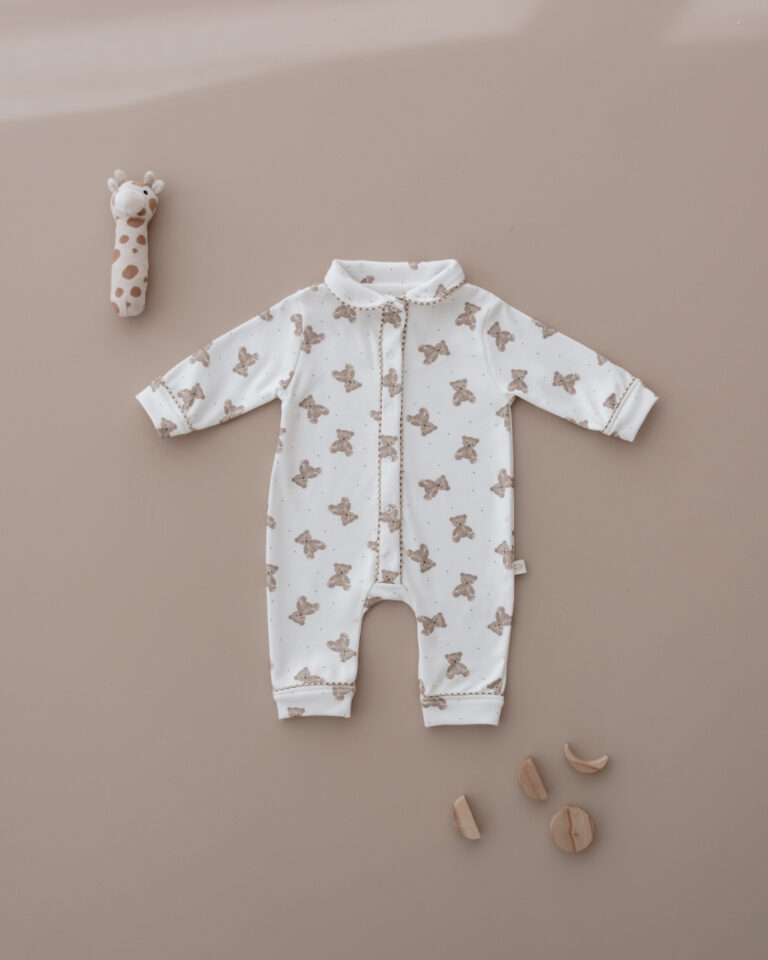 pamucna zeka u beloj boji sa motivom teddy bear-a u braon boji