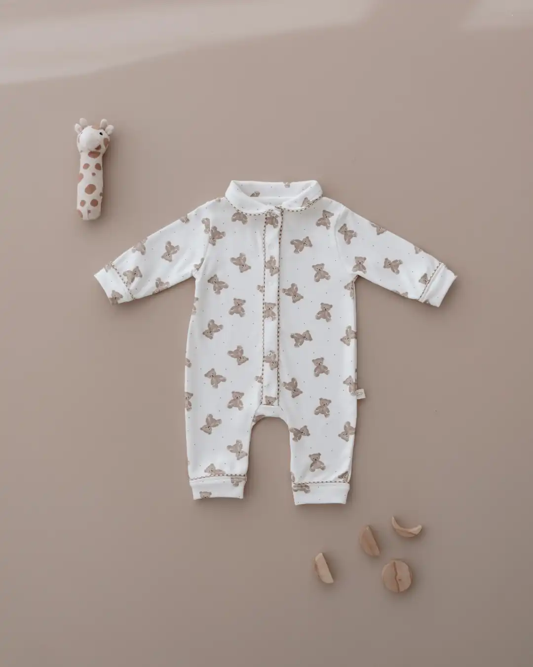 pamucna zeka u beloj boji sa motivom teddy bear-a u braon boji