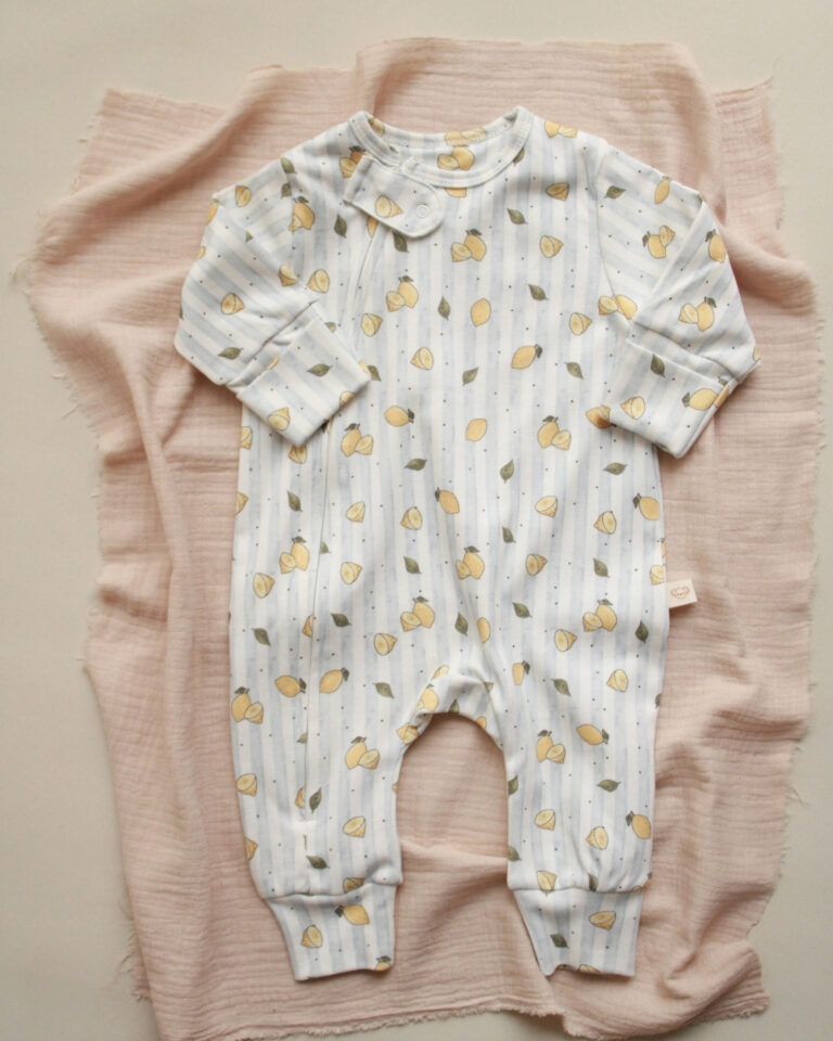 zeka za bebe sa motivom limuna i plavo belim linijama