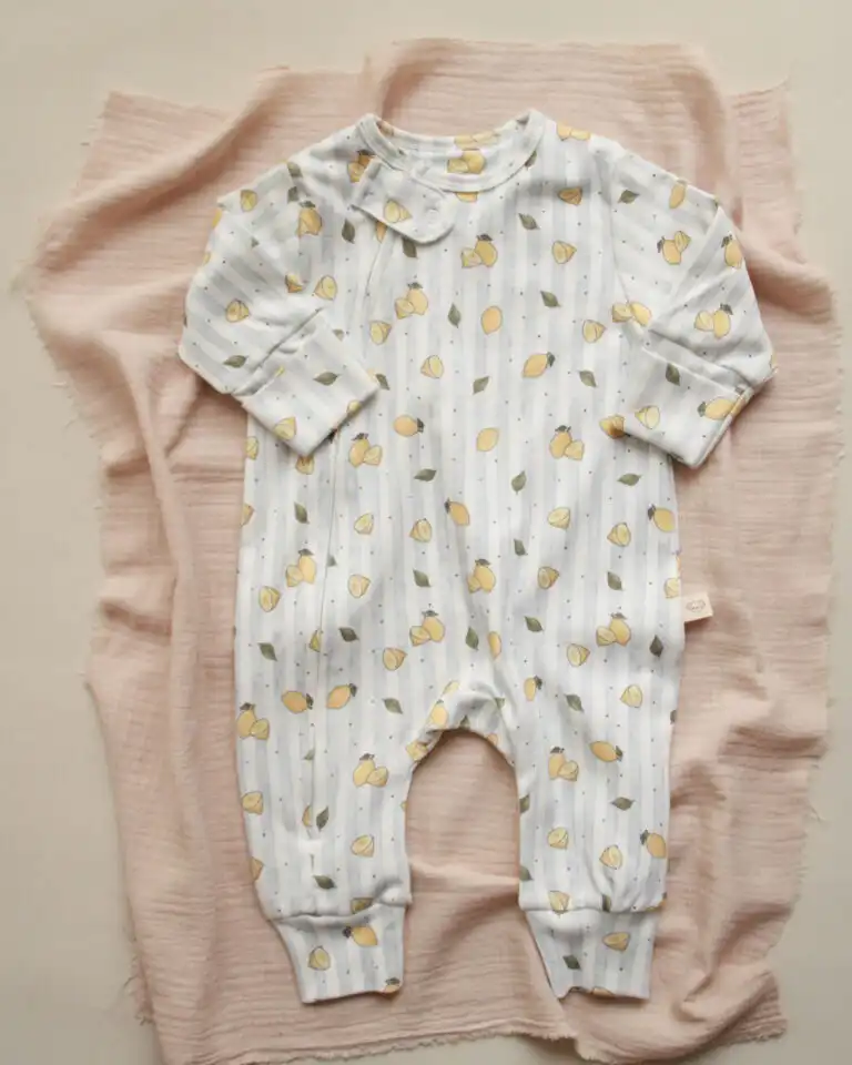 zeka za bebe sa motivom limuna i plavo belim linijama