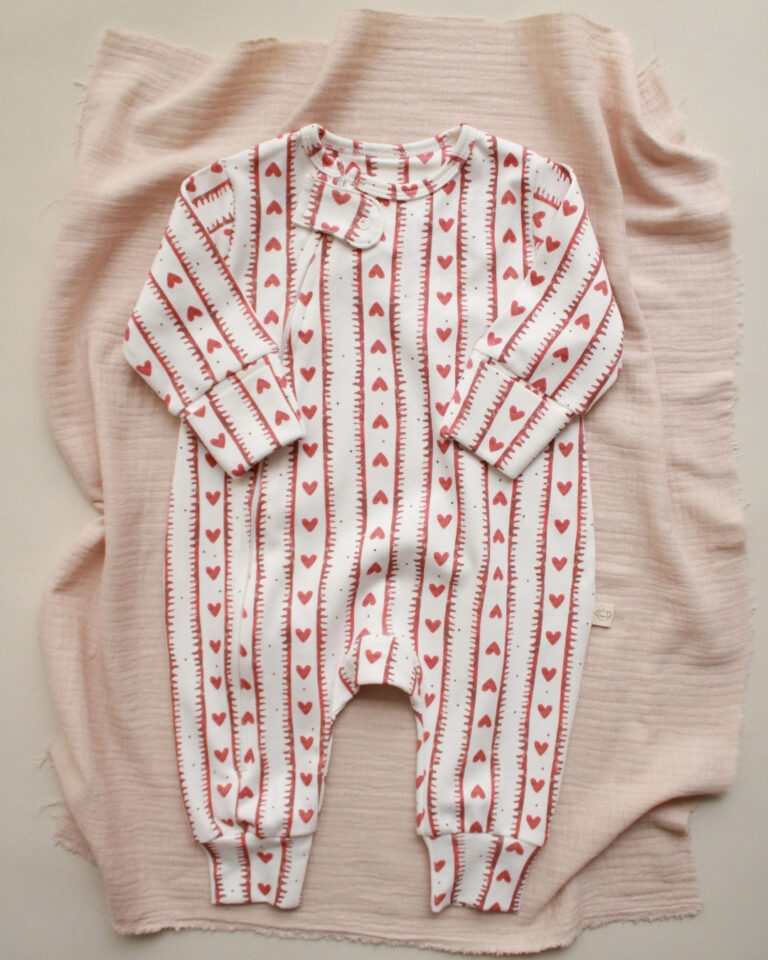 zeka sa printom na malena srca niz zeku i crvene liniije