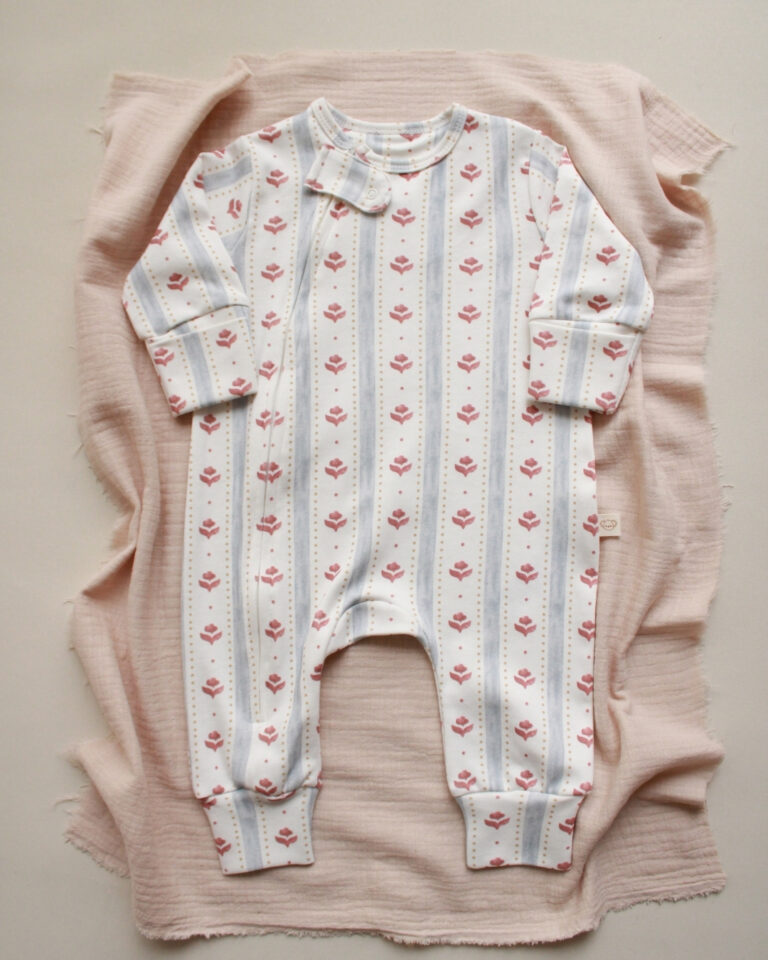 kombinzacija plavih linija i pink cvetica na beloj zeki