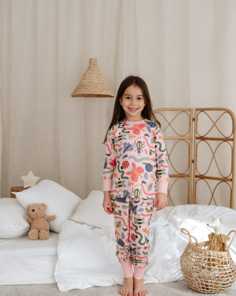 komplet pidzama za decu sa dezenom raznolikih bubica