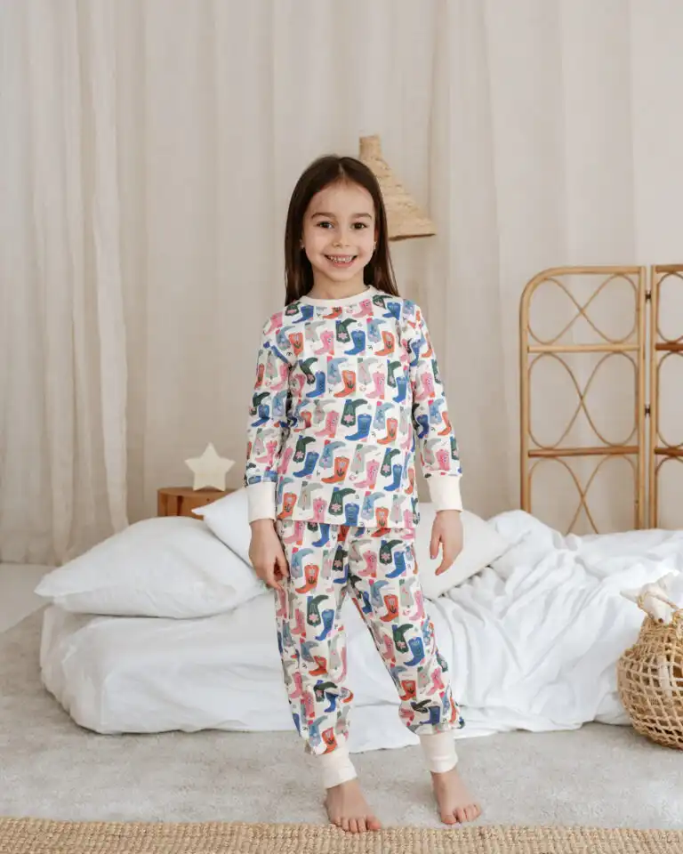 komplet pidzama za decu sa printom sarenolikih kaubojskih cizama