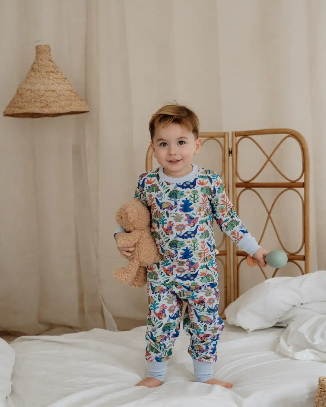 komplet pidzama za decu sa pritnom razlicitih dinosaurusa u raznolikim bojama